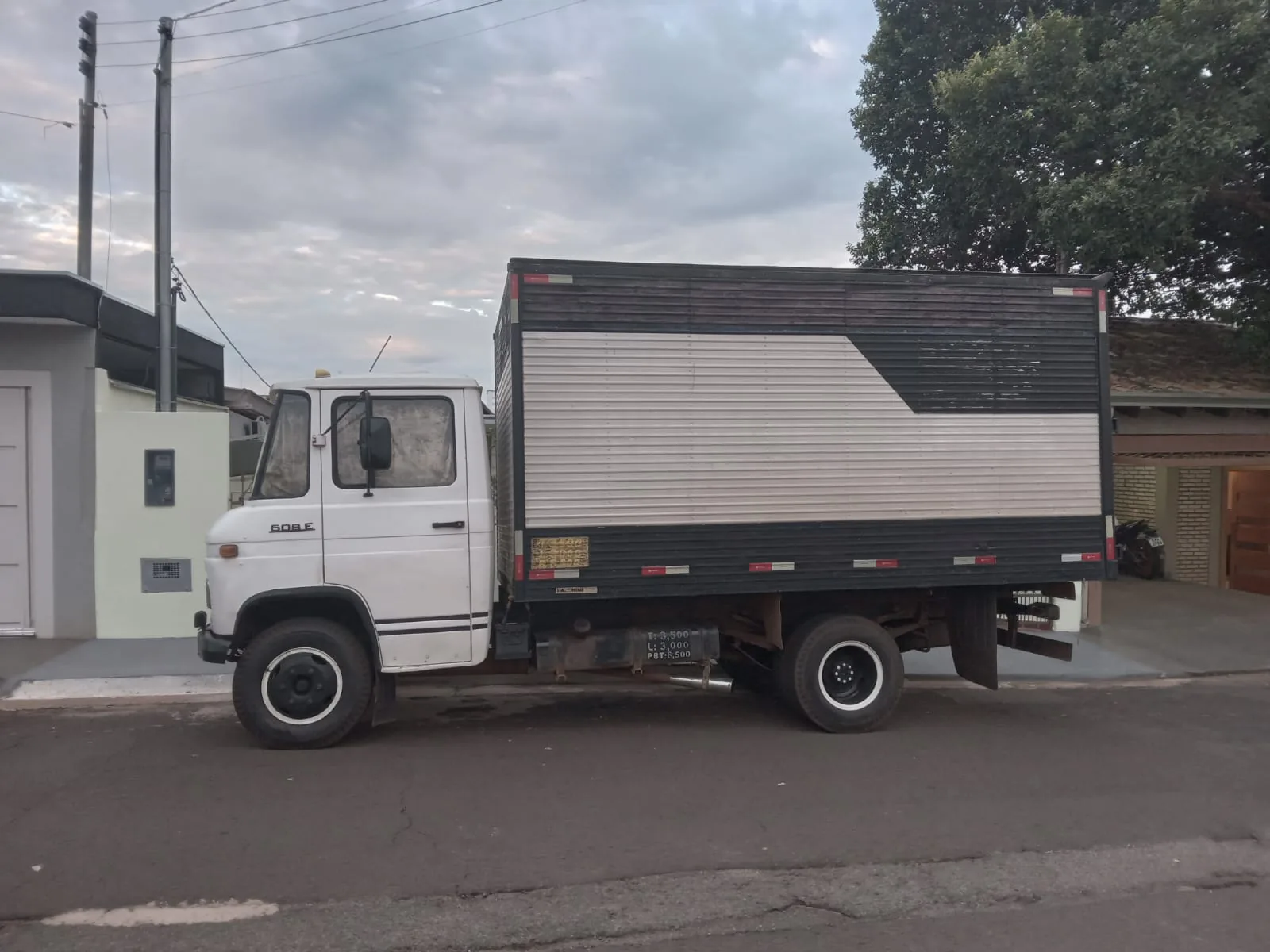Caminhão baú da Emílio Fretes em Campo Grande