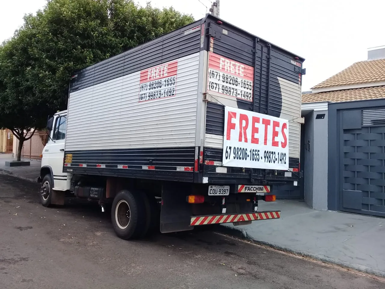 Caminhão da Emílio Fretes estacionado em Campo Grande