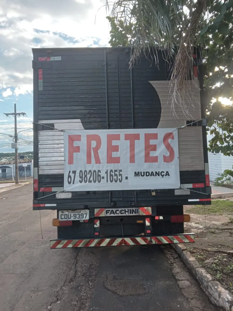 Traseira do caminhão de mudanças Emílio Fretes